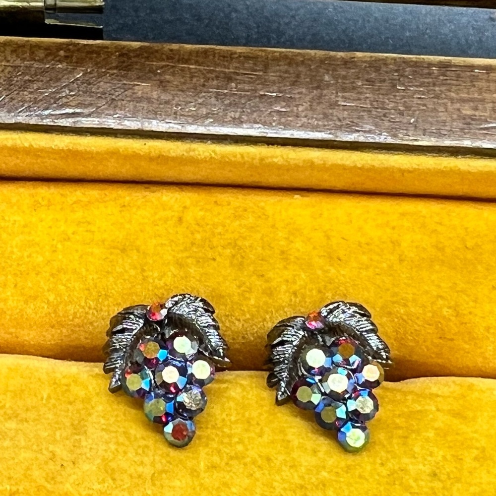 Vintage Brand Grape 🍇 Stud Earrings! - Picture 14 of 14